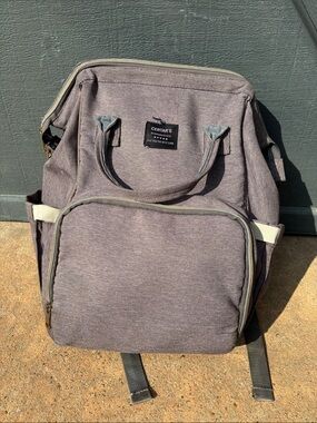 Large diaper bag. Fair condition. Zipper broken one way but other zipper works.